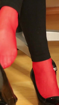Rote strümpfe &stiletto Footplay unter leggings