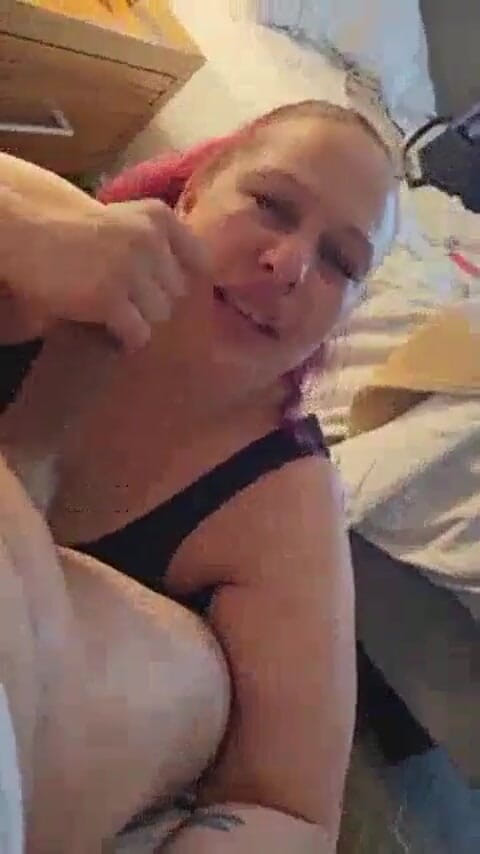 HisSlutyWife: Шлюховатая хотвайф заглатывает член