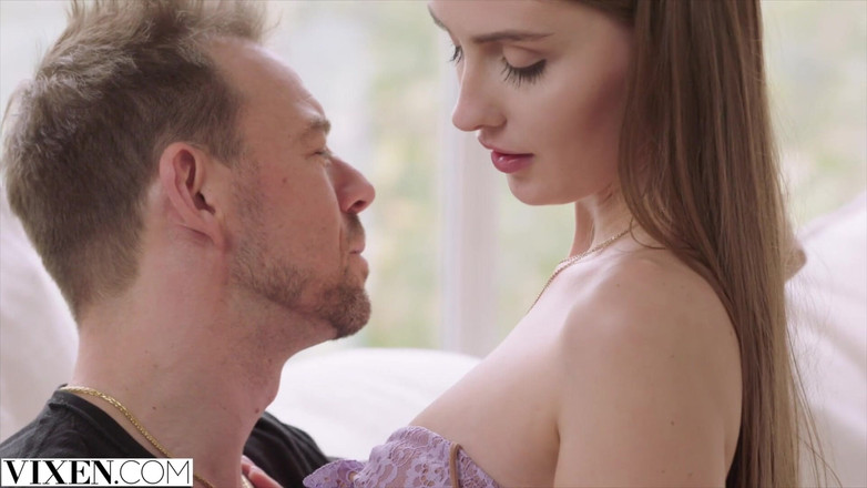 Vixen: VIXEN - la modella ig si aggancia per ottenere più follower