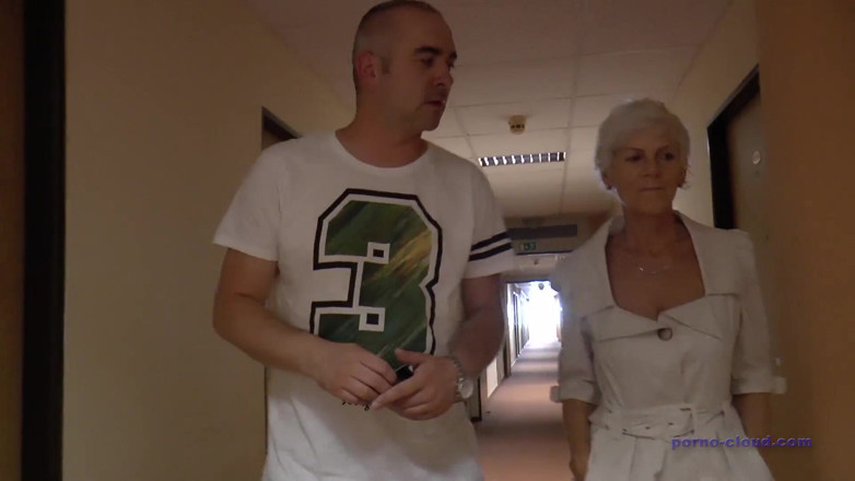 Porno Cloud: Avó anfitriã do hotel