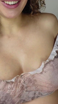 Señora embarazada Ana muestra tetas