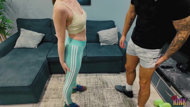 Lily kink: Curva milf excitată de la sală seduce și se fute cu...