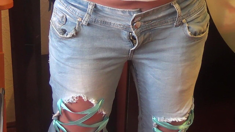 Sexy Milf: Kate fa pipì in jeans e si masturba con mutandine...