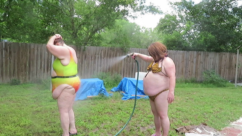 BBW nurse Vicki adventures with friends: Limpiar las cosas entre sí con la manguera, yo y...