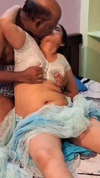 Une bhabhi indienne baise en sari avec un homme de 50 ans
