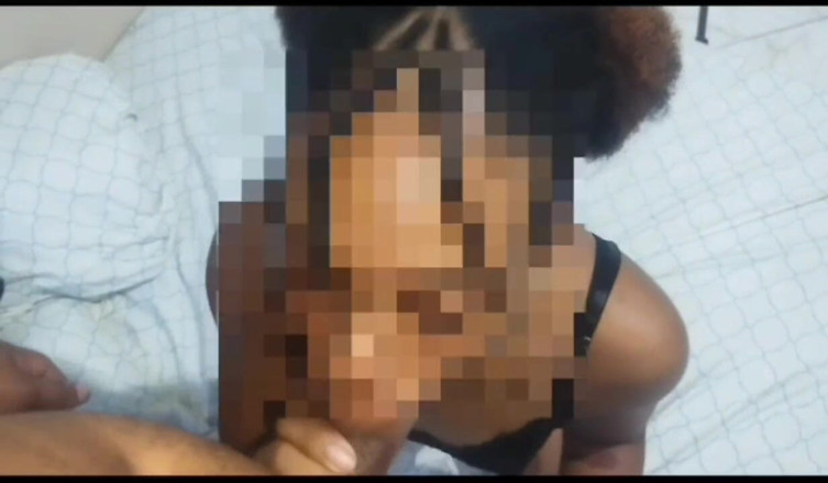 Skyy: Skutečná nevlastní dcera kouří a polyká velké černé péro a mrdku!