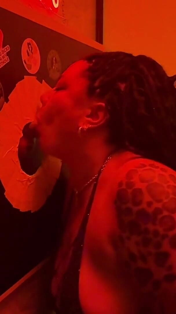 Sharedwife90: La Polla Infiel Explota En El Gloryhole