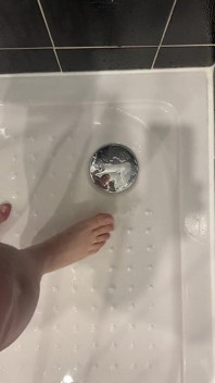 Kencing di kamar mandi