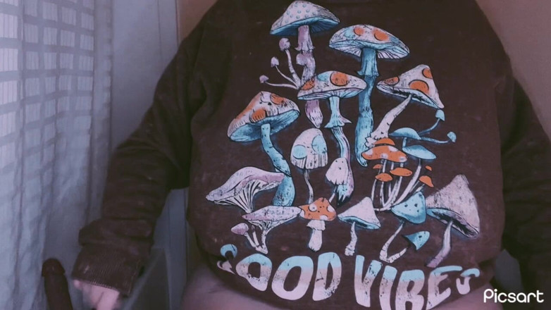 Mushroombitchx: สาวเนิร์ดผมสีน้ําตาลแดงน้ําแตก