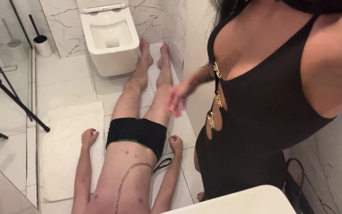 Femdom Austria: Femdom podcast топтання - я виходьте і трахаю інших хлопців, поки ідіот чистить йому квартиру і прасує одяг. Хахаха.