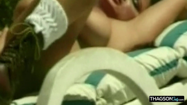 THAGSON 18+: Madura rubia estirada en acción anal al aire libre