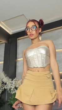Garota Magra De Cabelo Colorido Se Masturba E Quer Ser Controlada