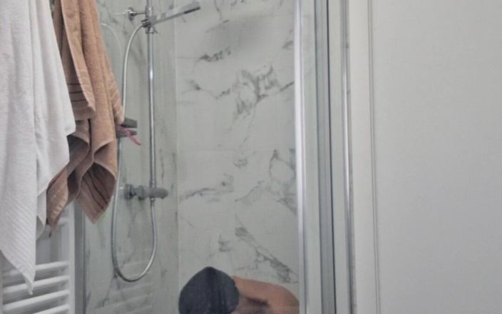 Tsdanisantos1: Rất nhiều sữa nóng trong phòng tắm, tôi đã đi tắm và...