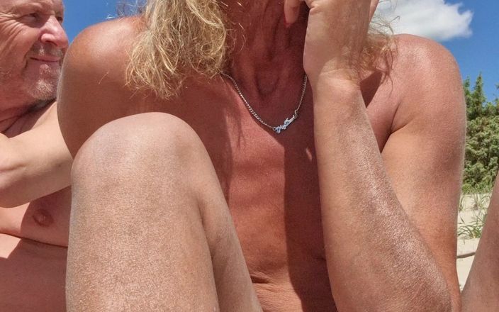 Gigi and David: Pertunjukan seks stripchat, nudist beach, waria dan cowok, gigi dan...
