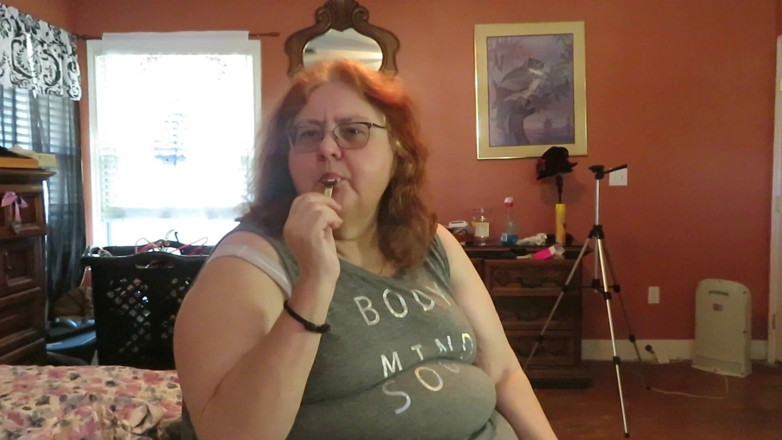 BBW nurse Vicki adventures with friends: İri güzel kadın kızıl saçlı olgun hemşire Vicki dondurma yalıyor...