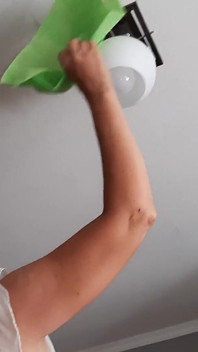 Enquanto minha governanta lavava o candelabro eu a assisti e me masturbei - ilusão lésbica