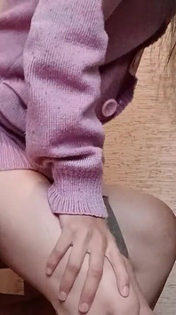 Schneller lesbensex in der Küche mit einem strap-on