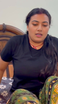 Poté, co starší odešel, viděl mladší bhabhi sám a využil příležitosti