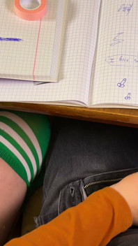 女学生在大学数学课的桌子底下给他打手枪。在公共课上冒险自慰。
