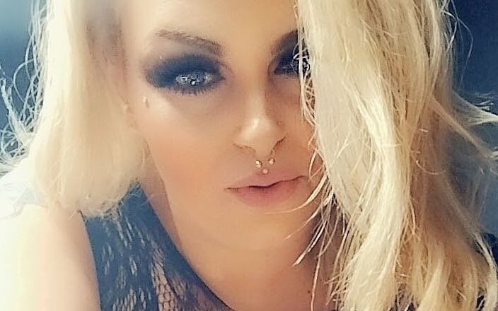 SophiaRose00: Sexy blondýna si hraje s vibrátorem