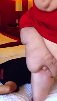 Nora 610 lb chơi với một người đàn ông và một người phụ nữ