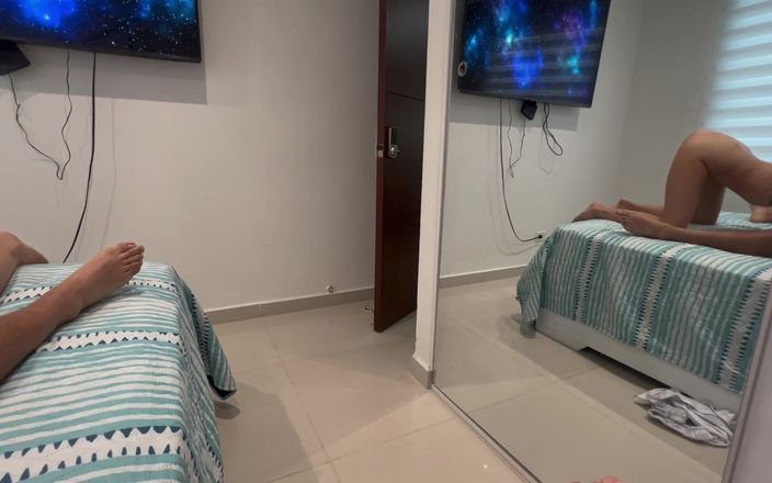 AbbyCarterX: 我闯进我外国邻居的房子，给他吸干。