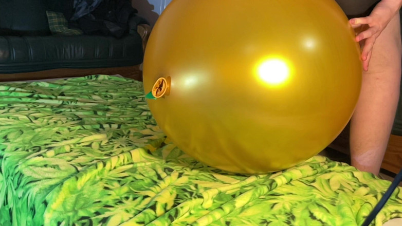 BeachBallsDuo: (cr-2) 16 величезні 60-100 см дуже товсті повітряні кулі розчавлені дупами! 2 ракурси на камеру з slowmo!