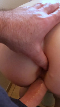 Futând soția vecinului în toate găurile ei în baie