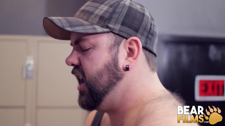 Bear Films: Bearfilms - Bear Aiden Storm mengongkek Sebastian Sax bawah