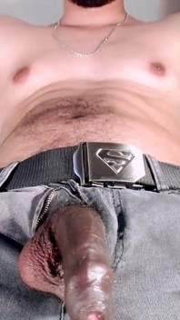 Un latino se masturbe et éjacule sur son jean noir