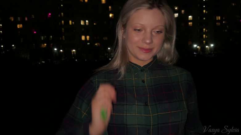 Vasya Sylvia: 公共の場で裸の喫煙をしながらブロンドを吸う!