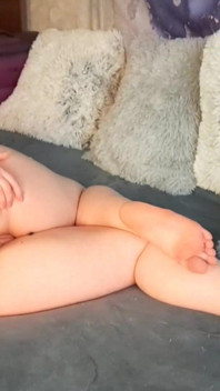 Seksi iç çamaşırı okurken görmezden geliyor