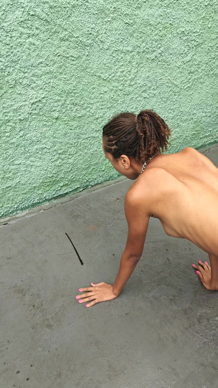 Lily Slav: Submisivní mazlíček přijat na procházku a nakrmený občerstvení na dvoře