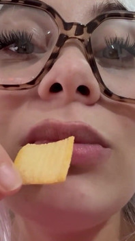 Mamei vitrege îi place să mănânce așa că Mănâncă Chips-uri într-un costum de cosplay și adoră mâncarea