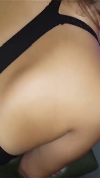 Fofa namorada nervosa no gloryhole é preenchida