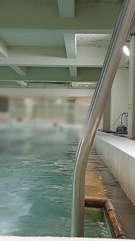Japan Genießt Das Schwimmbecken in Rosa Wettkampfbadeanzug