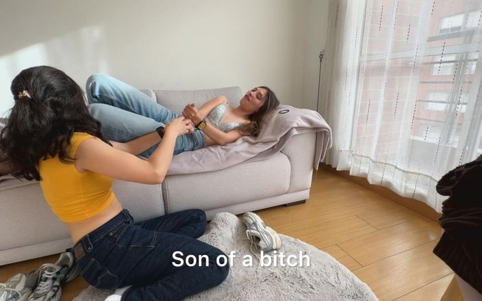 scarlettandc: Două lesbiene au un meci de luptă feminin cu picioare...