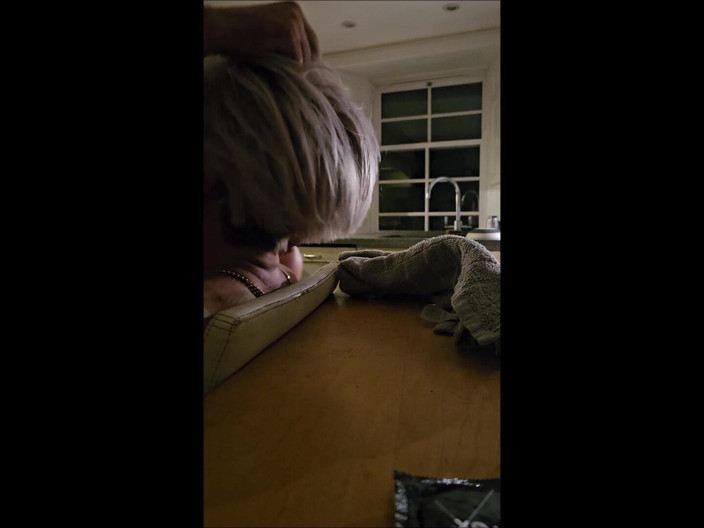 SilverFux: Podvádějící zralá žena v domácnosti je ošukaná ve své kuchyni nadrženým...