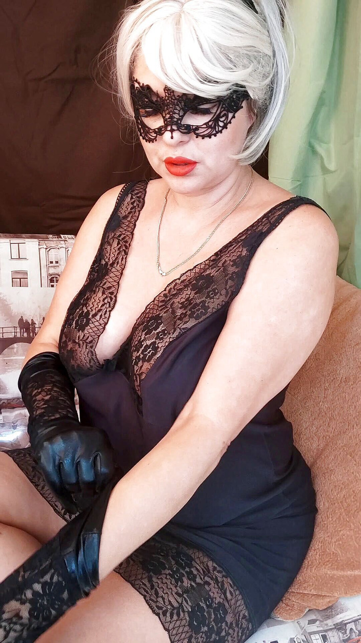 Mommy Inna: あなたの甘い継母は彼女のお尻を愛撫し、バイブレーターでオーガズムに彼女の猫をもたらします