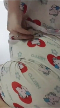 Piękna dziewczyna z szalonym ciałem, jej chłopak liże ją, podczas gdy ona krzyczy i cieszy się, gorące wideo