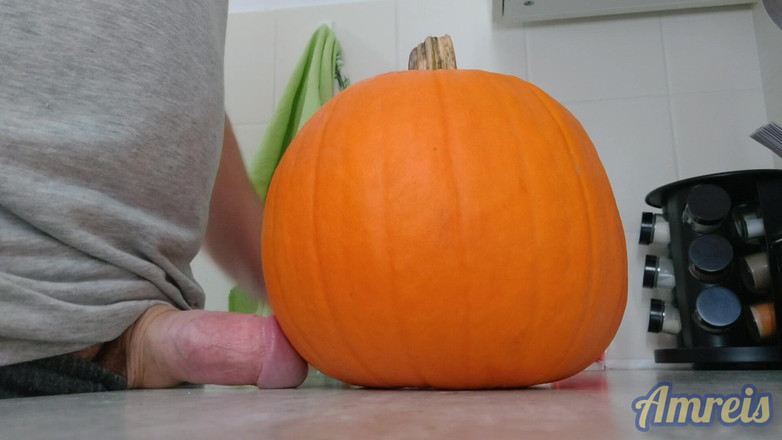 Amreis: Kolejny halloweenowy orgazm. Pulsujące i grube na dyni.