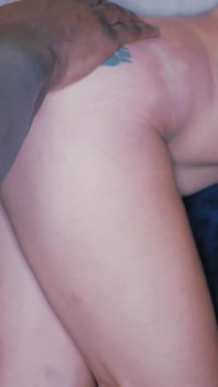 Brunetka dziwka żona zachęca uległego cuck mężulek do jedzenia jej BBC gangbang creampies