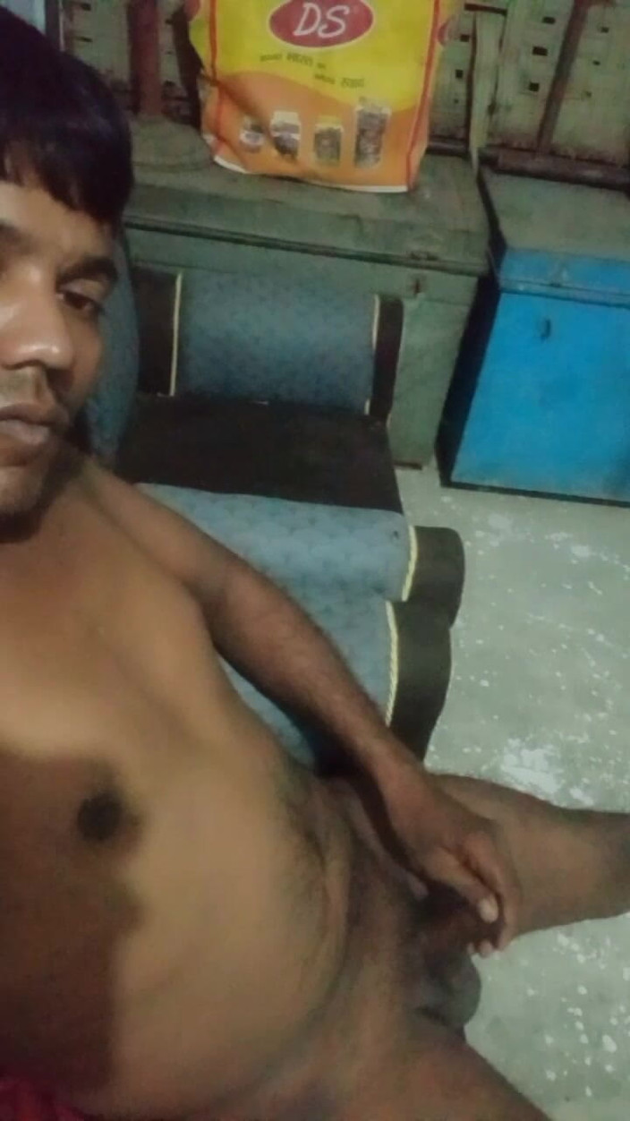 ramanuj438: 한 남자가 그의 자지를 흔들어 곰과 함께 했어