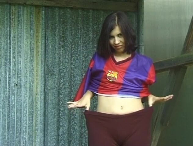 Flash Model Amateurs: Junge brünette hat spaß in der fußballuniform