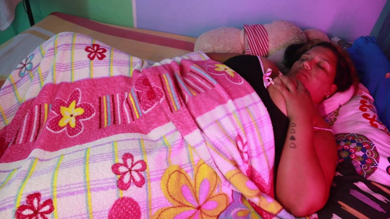 Lexly_16: मेरे दोस्त का बॉयफ्रेंड हस्तमैथुन करने और मेरी चूत चोदने में मेरी मदद करता है