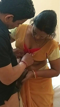 Indiancă bhabhi proaspăt căsătorită cu muie adâncă în gât și futai sexy cu fratele vitreg tânăr în timp ce poartă bluză-saree