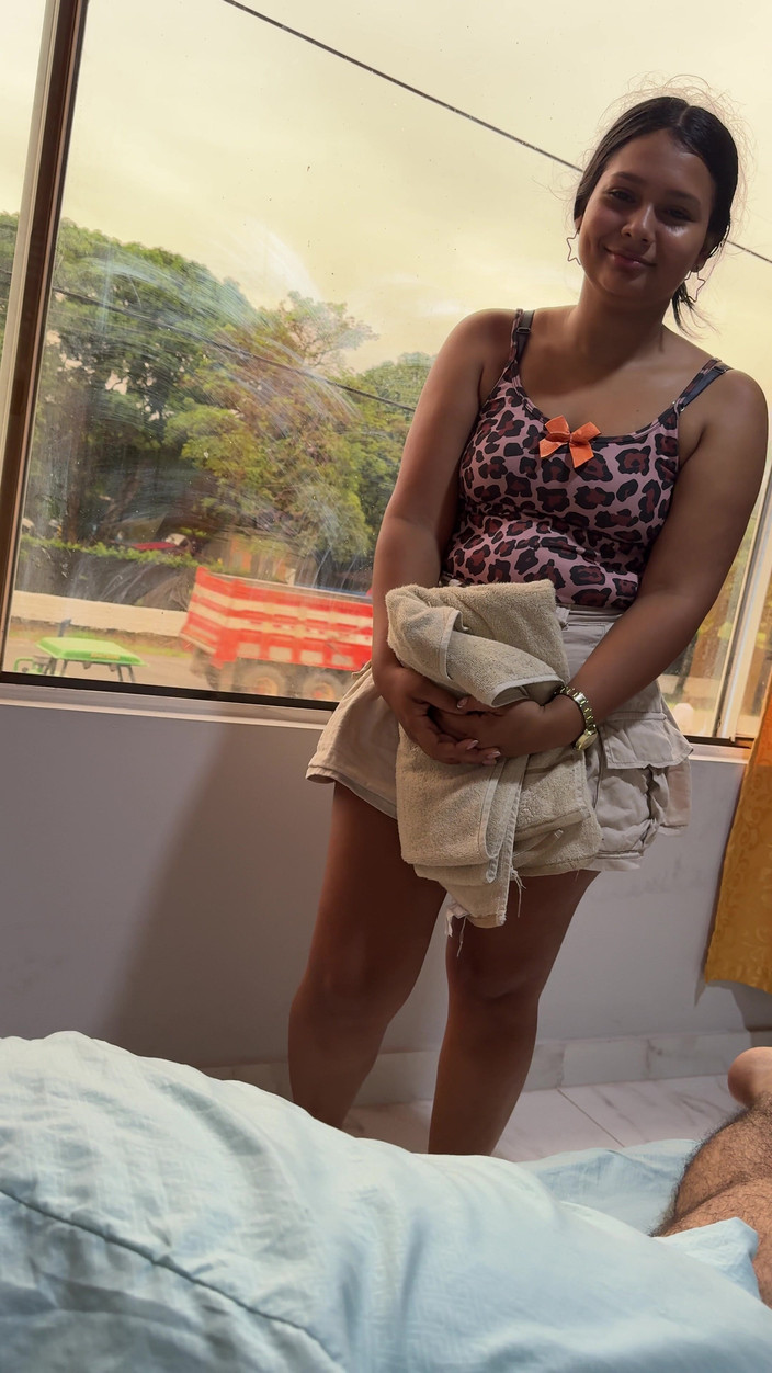 EMY_AND_JONH: みんなが窓のそばを通る間に、彼女は私のチンコに飛びかかるのが大好きです