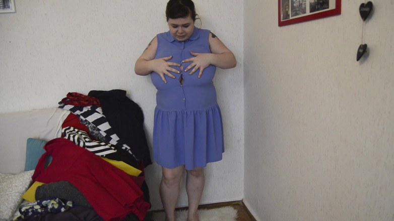 Roxanne Miller: Переодевается в платье