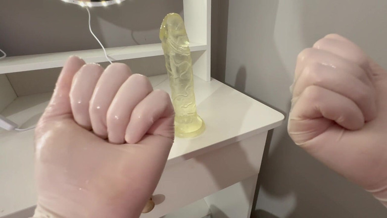 AmayaMori: Faccio una sega al dildo con le mani oleose in...
