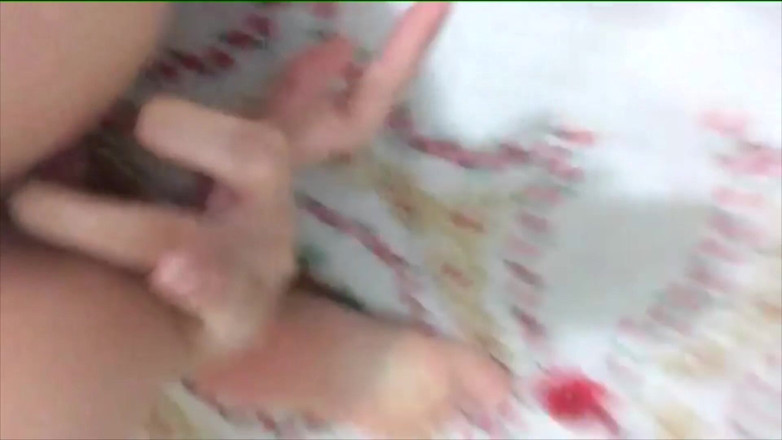 Adorable Teen: Бігаю льодом на моїх жорстких сосках, а потім на мою гарячу пизду!! Ммм